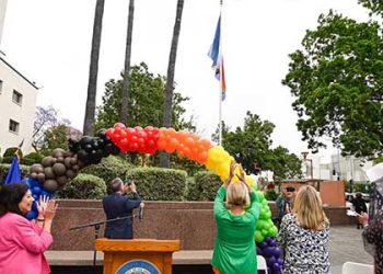 LA 카운티 청사, LGBTQ 깃발 걸렸다