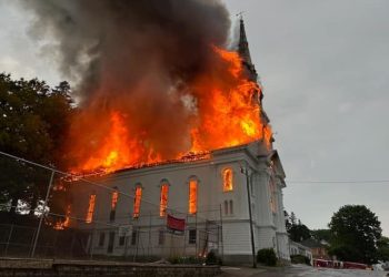 160년된 교회, 벼락 맞고 건물 전소
