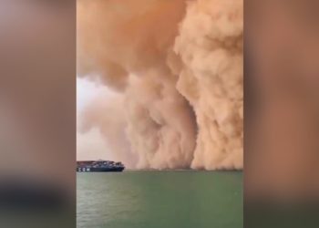 초거대 모래 폭풍 수에즈 운하까지 집어 삼켜(영상)