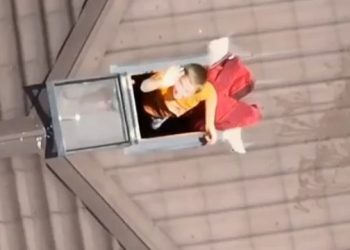 댐 붕괴 ‘물난리’에 식수난..물병 드론 배달(영상)