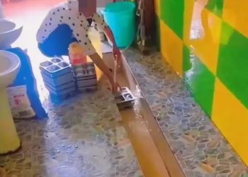 소변기서 식판 세척하는 ‘역겨운’ 유치원