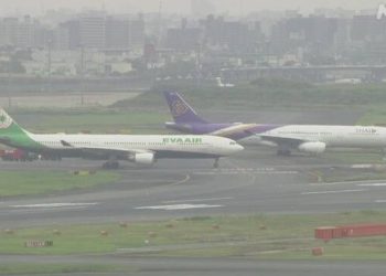 도쿄 하네다공항 여객기 2대 충돌…활주로 폐쇄