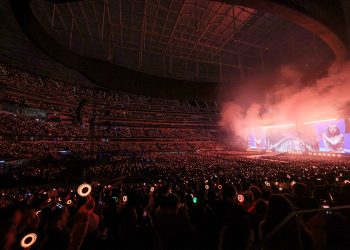 트와이스, K팝 걸그룹 첫 LA소파이 공연에 5만명 운집