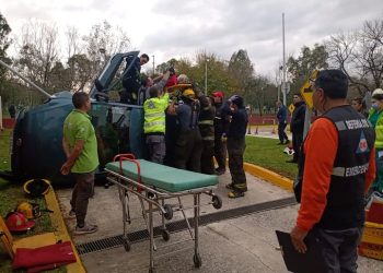 운전면허시험 보다 차 전복…가로등에 쾅(영상)