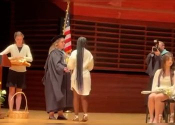 춤 좀 췄는데…교장, 졸업장 수여 거부(영상)