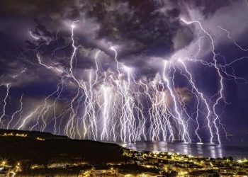 “토르의 등장” 50분간 번개 100여 차례