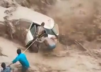 급류 휩쓸린 운전자…주민들 목숨 건 구조(영상)