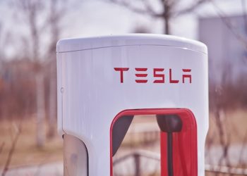 힘 받는 테슬라…GM·포드 이어 리비안도 ‘슈퍼차저’ 사용