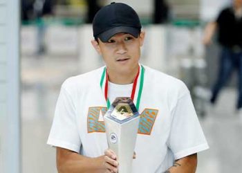 김민재, 메달·트로피 들고 금의환향…”목표 다 이뤘다”