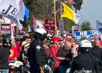 다저스 구장 수천명 시위 ‘시스터스’ 초청 반대