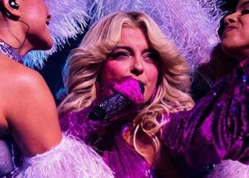 공연 중 관객 던진 휴대폰에 얼굴 찢어져