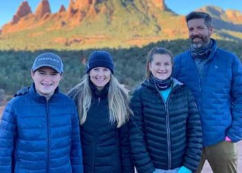 절벽 10대 소녀 구하고 추락사망 여성, 두 아이 엄마..애도 물결