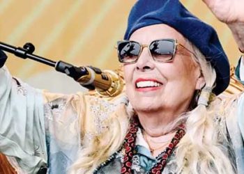 ‘뇌동맥류 극복’ 79세 조니 미첼, 22년만 무대 귀환