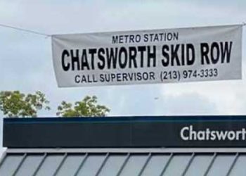 “채스워스, 스키드로 전락했다” 주민들, 현수막 내걸고 항의