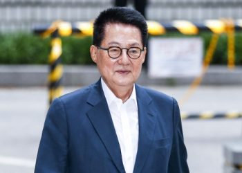 ‘채용비리 의혹’ 박지원 경찰 출석…8시간 조사