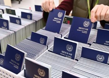 비행기만 타면 무릎 ‘시큰’…이럴 땐 담요·스트레칭