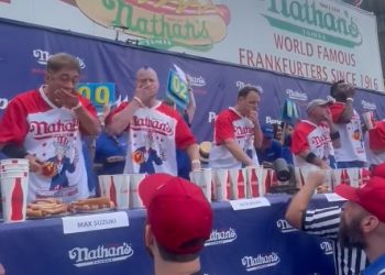 폭우 속 열린 뉴욕 핫도그 먹기 대회(영상)