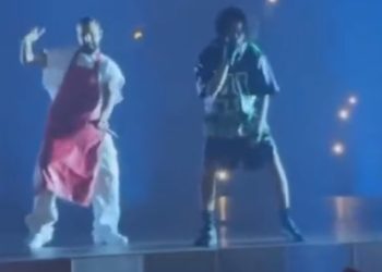 공연 중 날벼락…관객 던진 휴대폰에 맞아(영상)