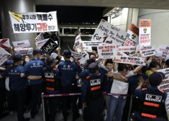 ‘방한’ IAEA 사무총장, 격렬 시위에 자정 넘어 ‘겨우’입국