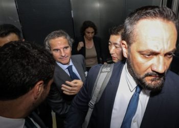 규탄 시위에 방한 첫 날부터 ‘가시밭길’