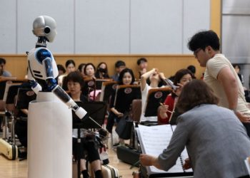 교향악단도 로봇 지휘자 시대…단상 올라 오차 없이 섬세한 동작