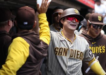 물통 걷어차 ‘황당부상’…”그래도 김하성은 MVP”