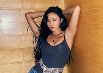 ‘외설 퍼포먼스 논란’ 마마무 화사, 공연음란죄 고발 당해