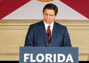 ” ‘트럼프 대항마’ 디샌티스 교체해야” 목소리…트럼프 압도당해