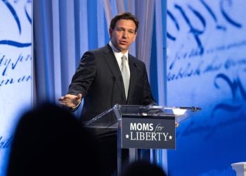 ” ‘트럼프 대항마’ 디샌티스 교체해야” 목소리…트럼프 압도당해