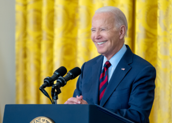 “바이든은 ‘나이 든 고함쟁이'(Old Yeller)”