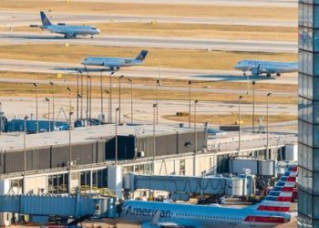 시카고 오헤어공항에 토네이도 통과