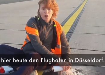 활주로에 접착제로 몸붙여 공항 2곳 봉쇄(영상)