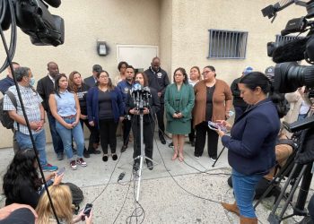 ‘텍사스의 보복’  불체이민자 태운 버스 또 LA로…벌써 세번째