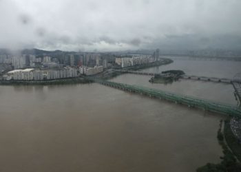 ‘구멍 뚫린 하늘’ 집중호우에 흙탕물 된 한강[사진]