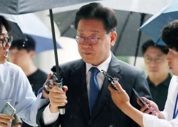 “아버지 사망 1차 책임 이재명”…내내 책상만 본 李