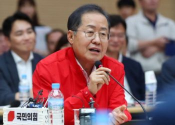 폭우 속 골프친 홍준표 “트집 상관치 않아”