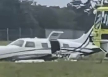 조종불능 경비행기, 승객이 대신 경착륙(영상)