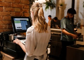 “식당들 선 넘었다…서비스 요금에 팁까지 따로 내라니”  소비자들 불만, 음식값 투명해야