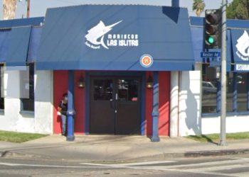 교차로 충돌사고 차량 식당돌진, 2명 부상…밴나이스