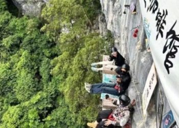 세상에서 가장 아찔한 커피 타임…’절벽 카페’