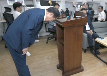 ‘골프 논란’ 홍준표, 뉘늦게 사과…당당하더니 바짝 업드려