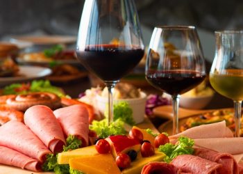 “와인 안 마시고, 소고기 안 먹고…유럽이 가난해졌다”