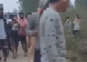 집단 성폭행 여성들 발가 벗겨 거리 행진(영상)