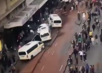 도로 폭발 차들 붕 떴다…폭발원인 오리무중(영상)