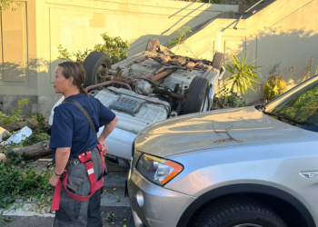 계단 굴러 바닥 쳐 박혔는데 승객들 사라져(영상)