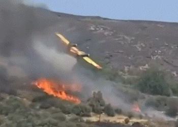 재앙적 산불 속 불 끄던 항공기 추락 참사(영상)