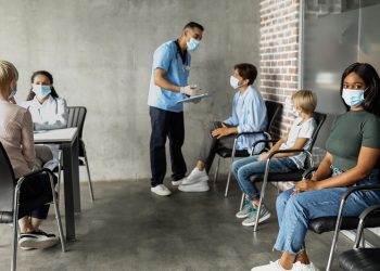 코로나 급속 재확산 조짐…에어컨 사용 늘고 공항 붐비자