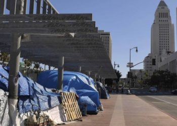 “LA 노숙자 셸터, 안전한 마약 거래처로 전락?”