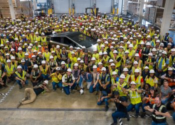 “픽업트럭도 이제 전기차 시대”..사이버트럭 생산 시작