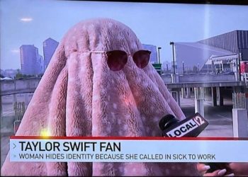 ‘썬글라스에 담요 덮어쓰고…’ 공연장 온 팬 무슨 사연?